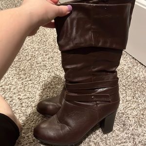 8 W Knee High Heeled boot